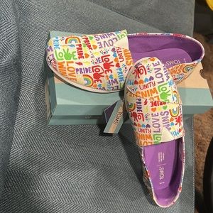 NWT Pride unity Tom’s W 10